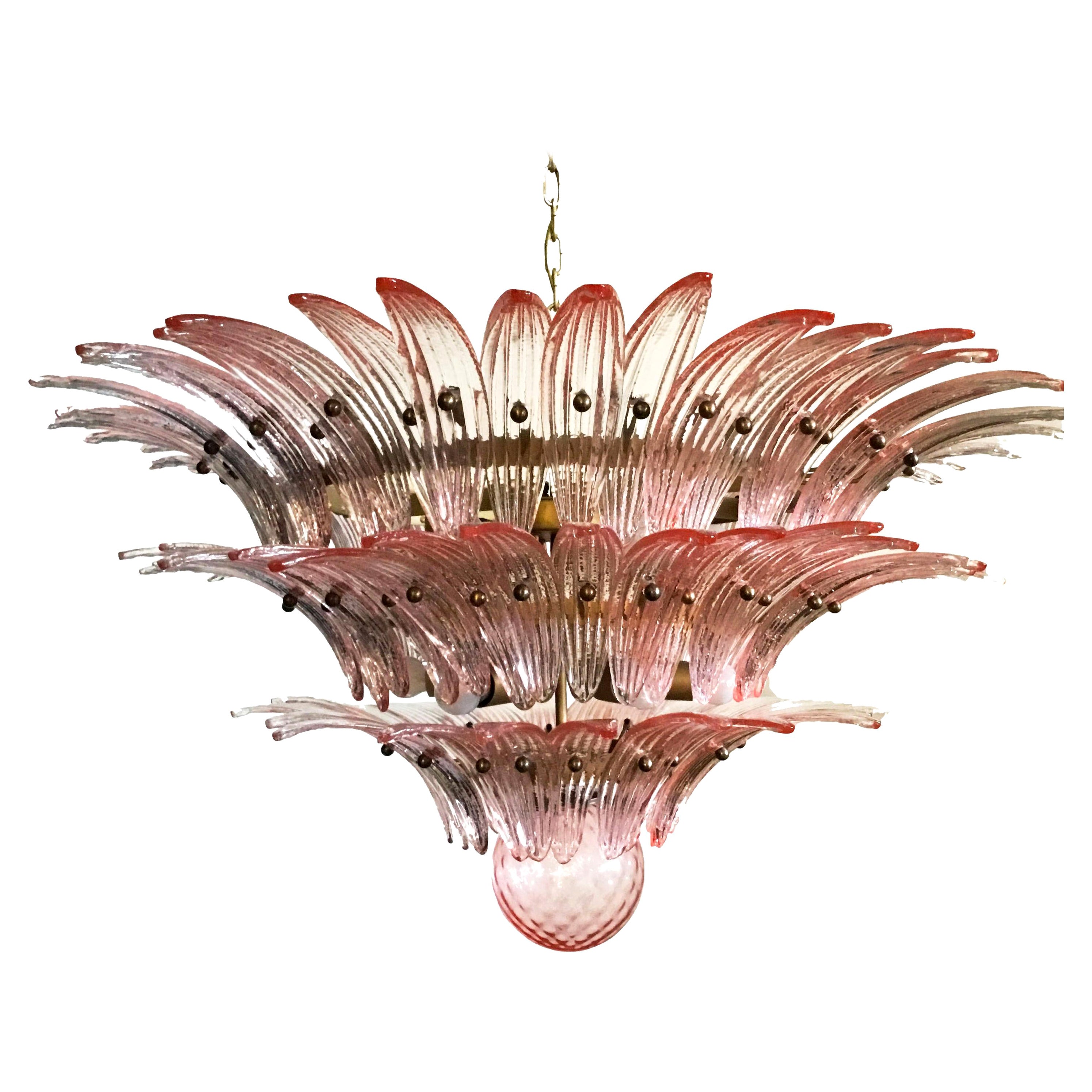 Paire de plafonniers Palmette réalisés à partir de 104 verres roses de Murano dans un cadre en métal doré. Le verre soufflé de Murano de manière traditionnelle. Structure en métal de couleur or.
Period:1980's
Dimensions : 120 cm de hauteur avec