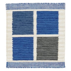 Moderner handgewebter blauer geometrischer Wollteppich im schwedischen modernen Stil