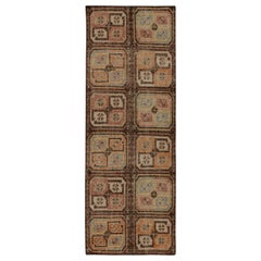 Tapis et tapis de couloir Kilims de style tribal vieilli à emblèmes colorés beige-marron