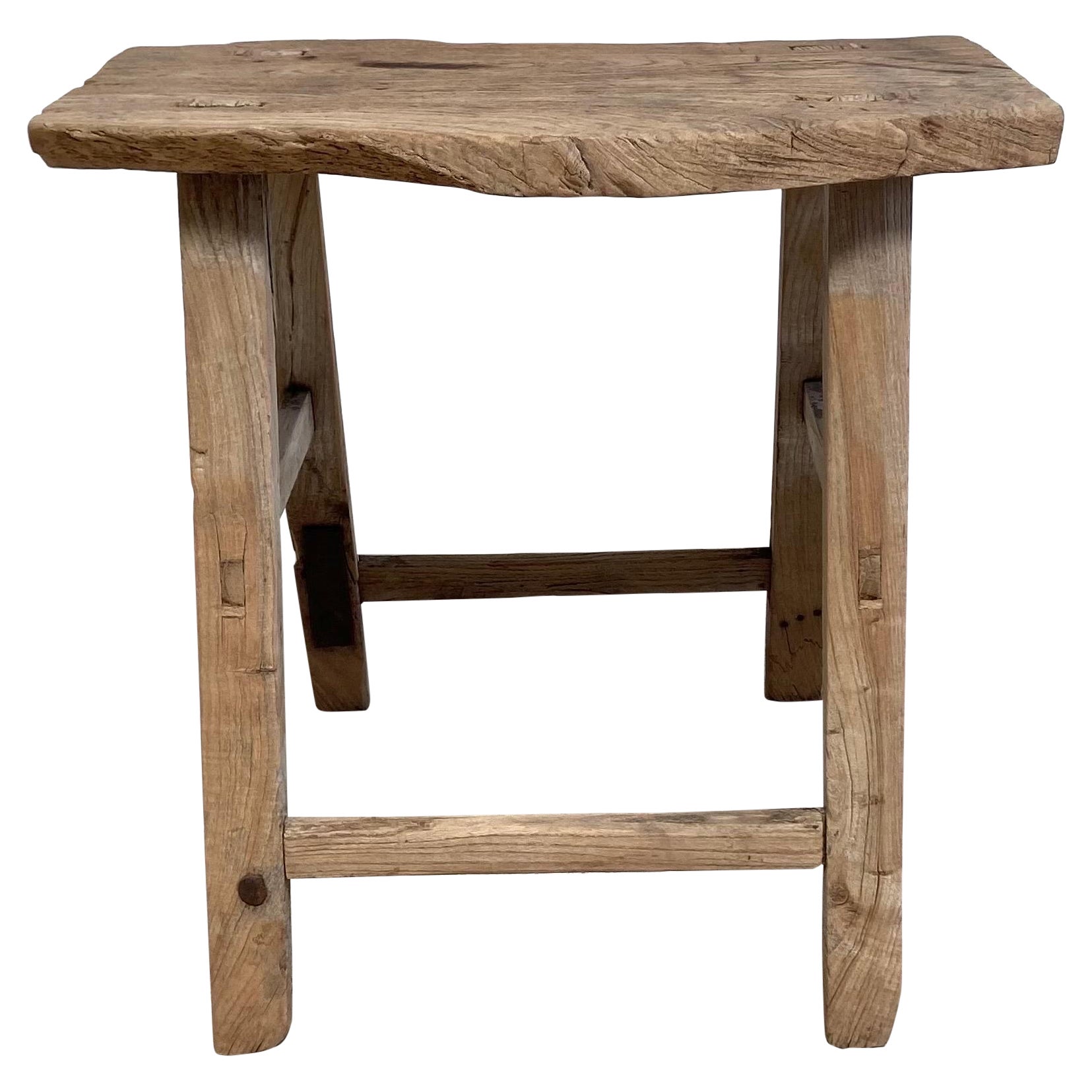 Vieux tabouret en bois d'orme