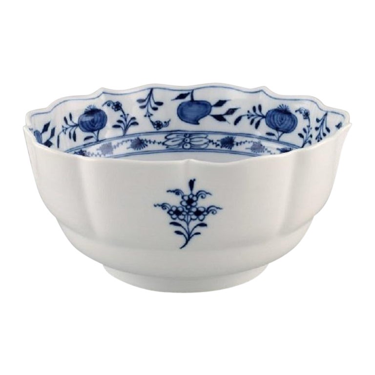 Antique Meissen Blue Onion bowl in hand-painted porcelain. Approx. 1900.