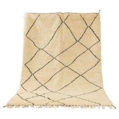 Tapis traditionnel berbère contemporain Beni Ourain à motif asymétrique en laine
