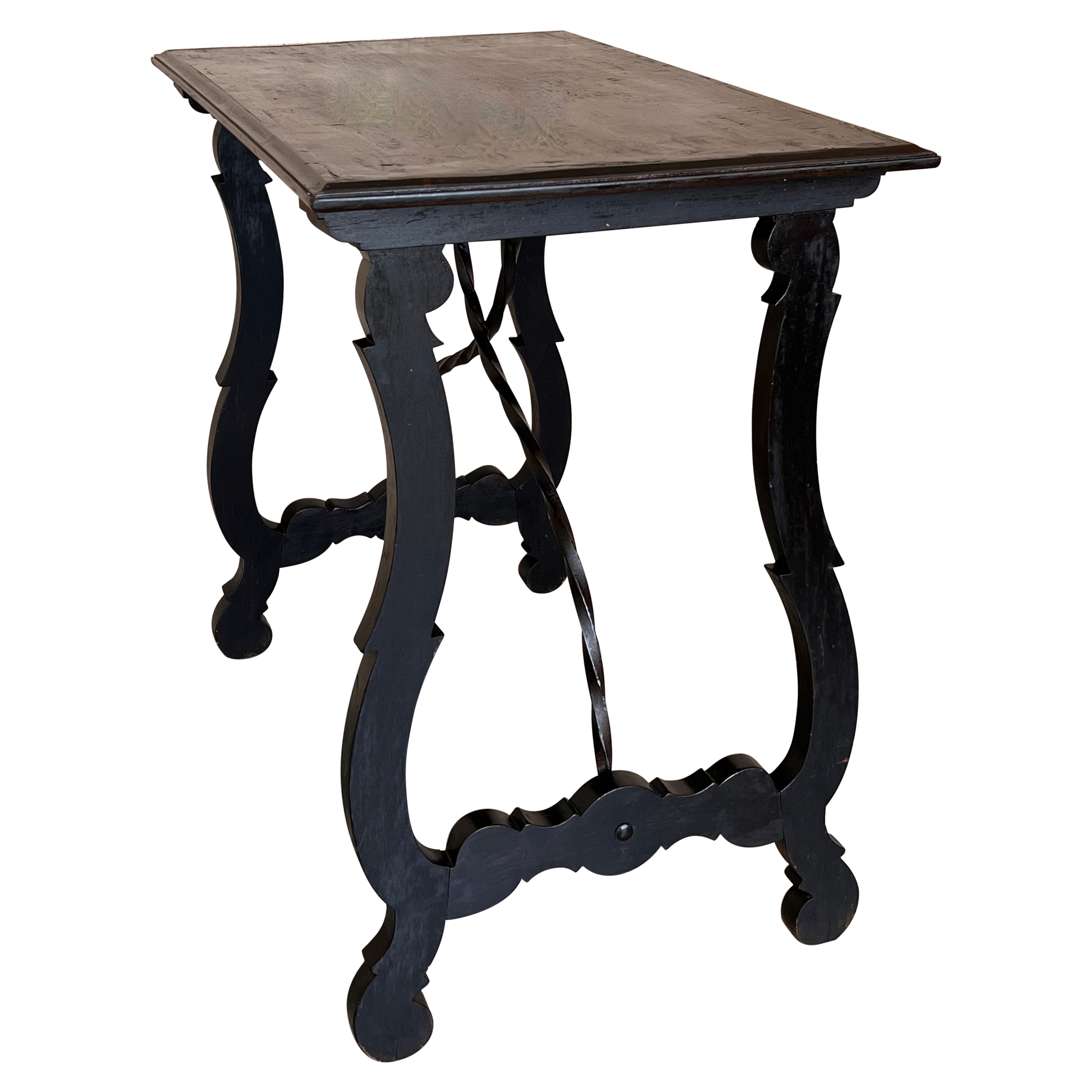 Mesa auxiliar de nogal con patas y tablero de lira tallados, española, S. XIX