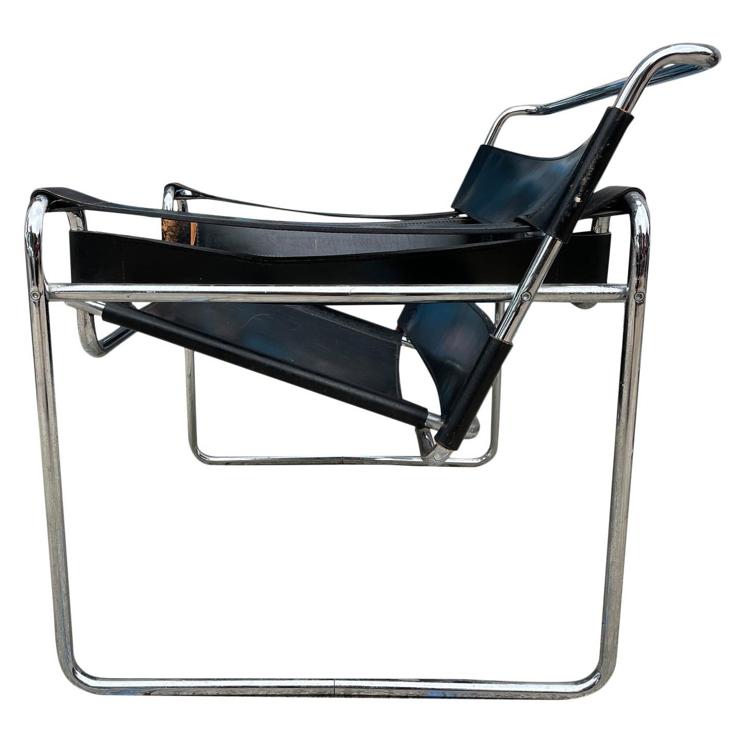 Are Wassily chairs mid-century modern?