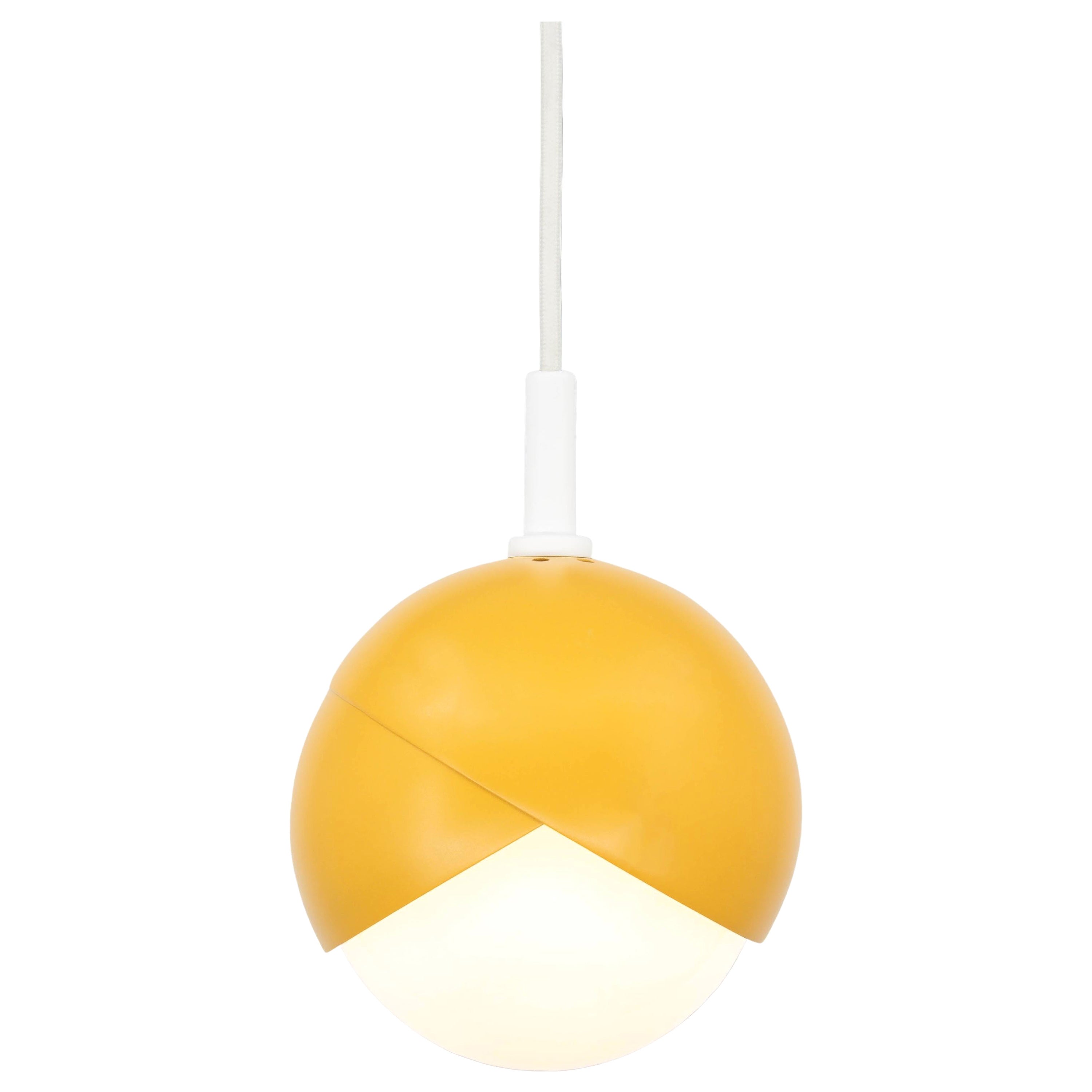 Lampe à suspension Benedict en manteau en poudre jaune et blanc, diamètre de 22,86 cm  en vente