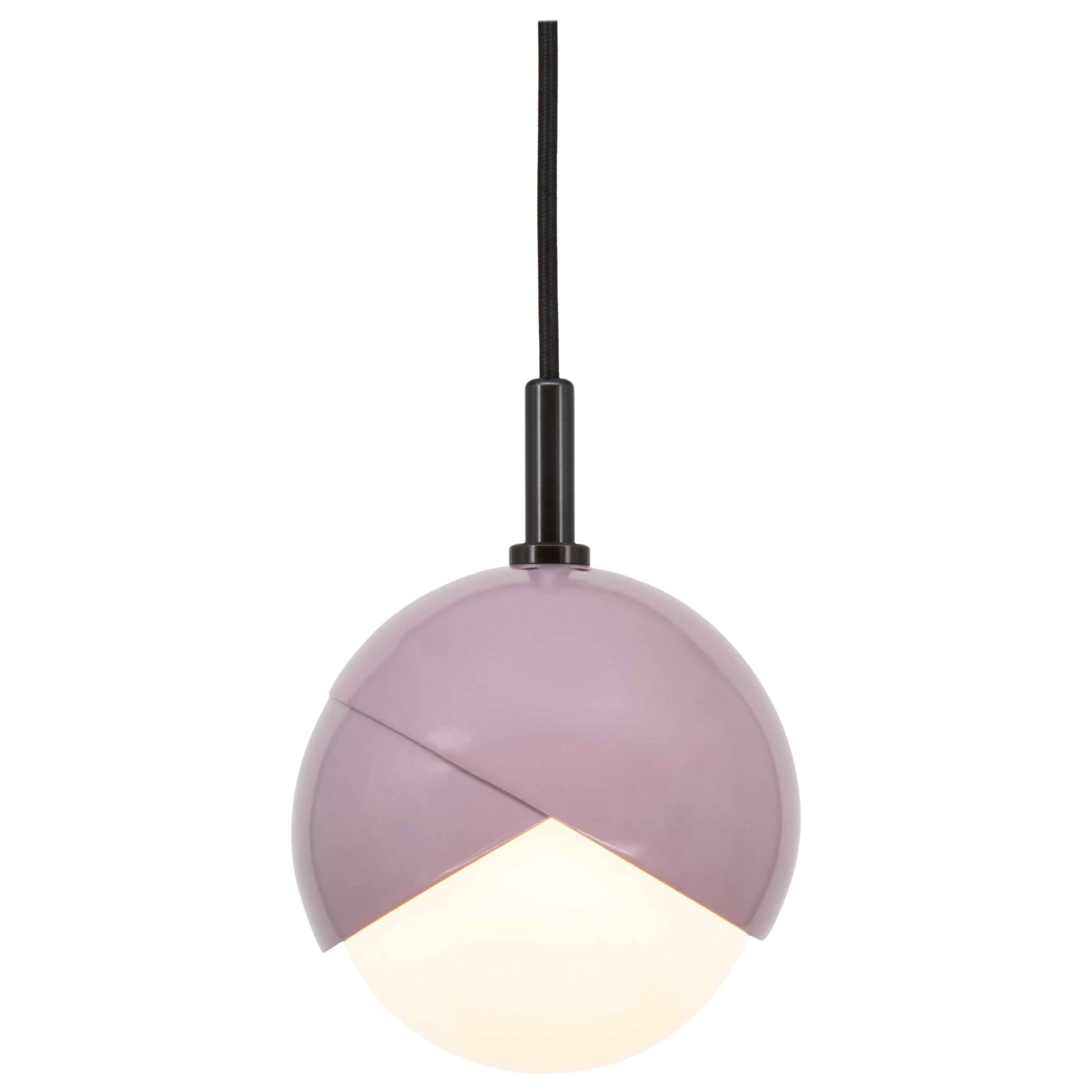Lampe à suspension Benedict, manteau en poudre violette, laiton noirci, 22,86 cm de diamètre 