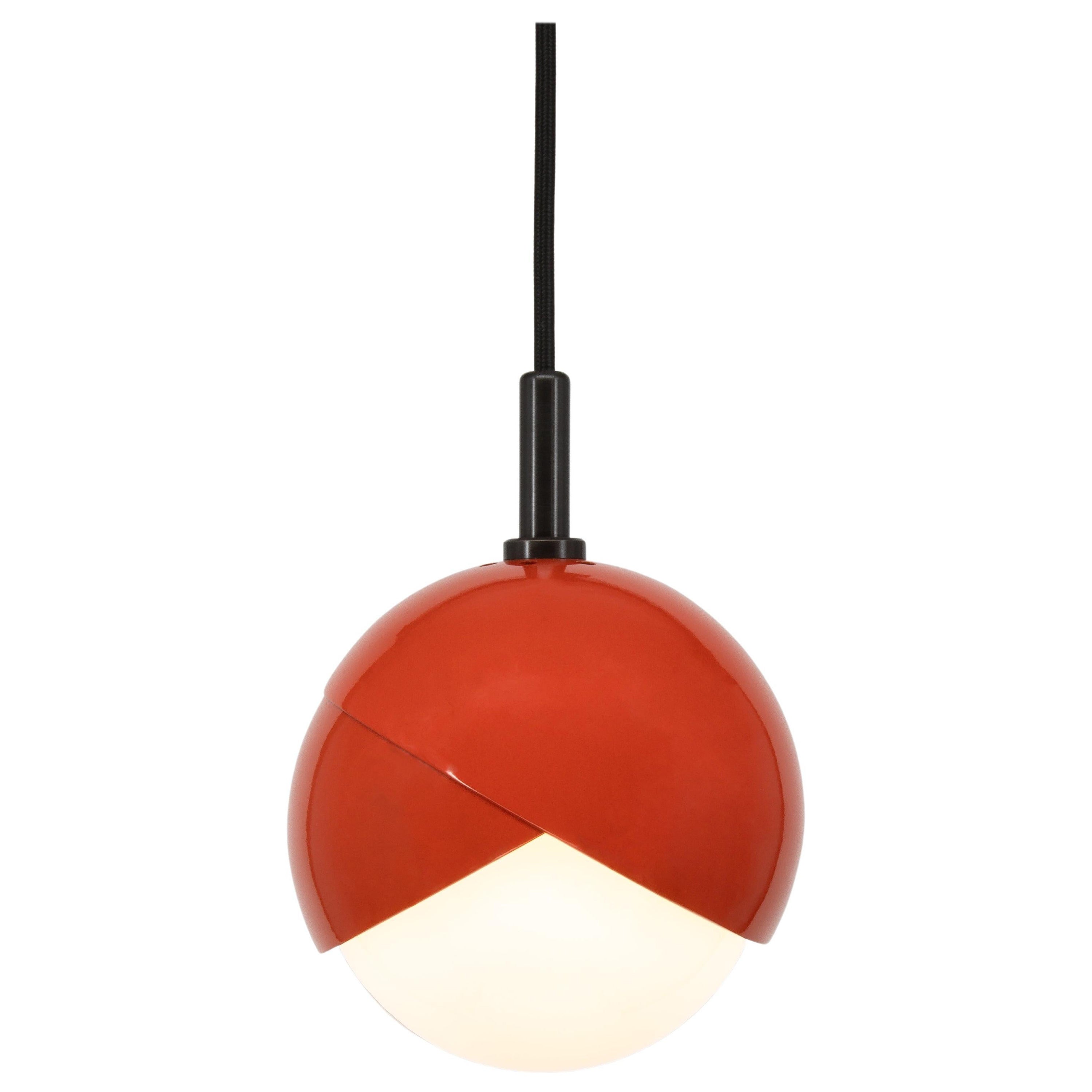 Lampe à suspension Benedict en manteau en poudre rouge, laiton noirci, 22,5 cm de diamètre