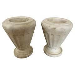 Pareja de urnas de mármol italianas de estilo neoclásico