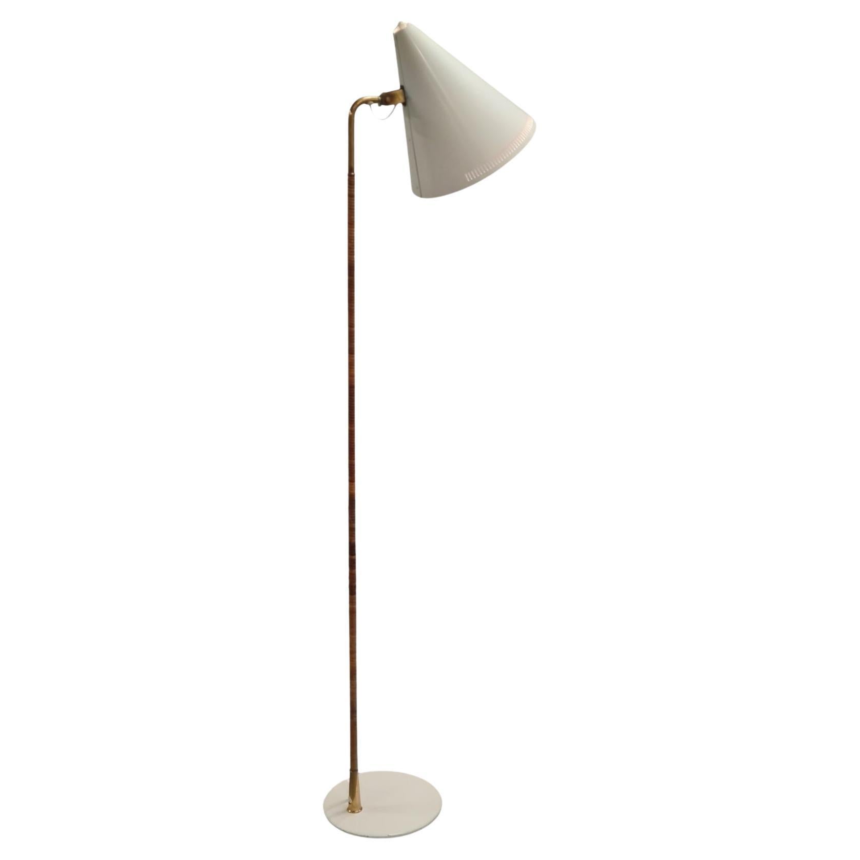 Paavo Tynell 'Nun's Hat' Floor Lamp Model K10-10 in White & Rattan, Idman 1950s