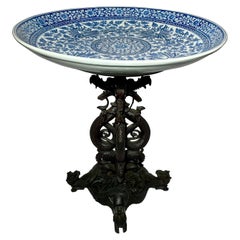 Ancienne table chinoise en porcelaine bleue et blanche et bois de feuillus sculpté, vers 1870