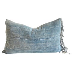 Coussin africain ancien en toile de soie à rayures bleu indigo délavé avec frange