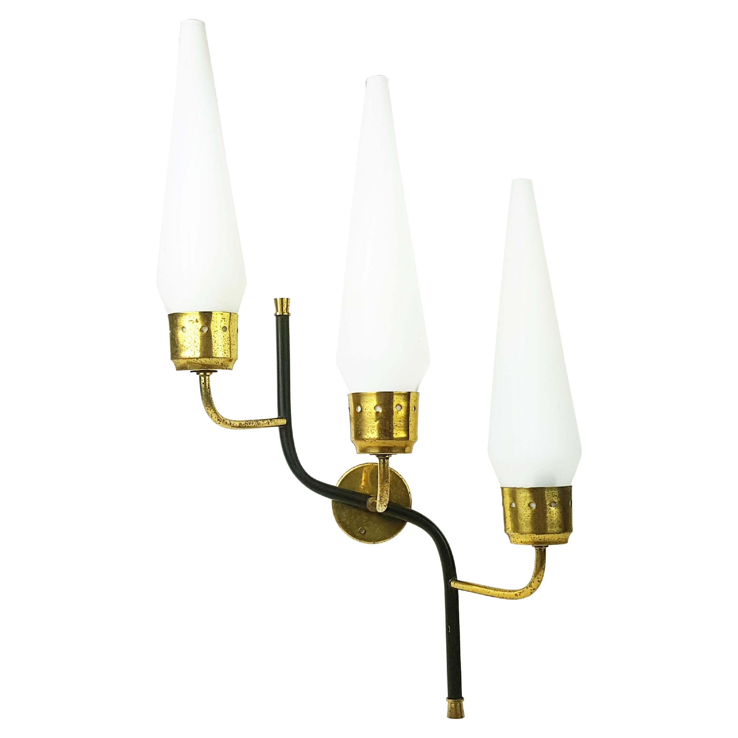 Italienische 3-Licht-Wandleuchte aus Opalglas, schwarzem Metall und Messing, 1950er Jahre