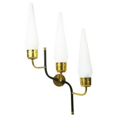Lampada da parete italiana in vetro opalino, metallo nero e ottone a 3 luci degli anni '50