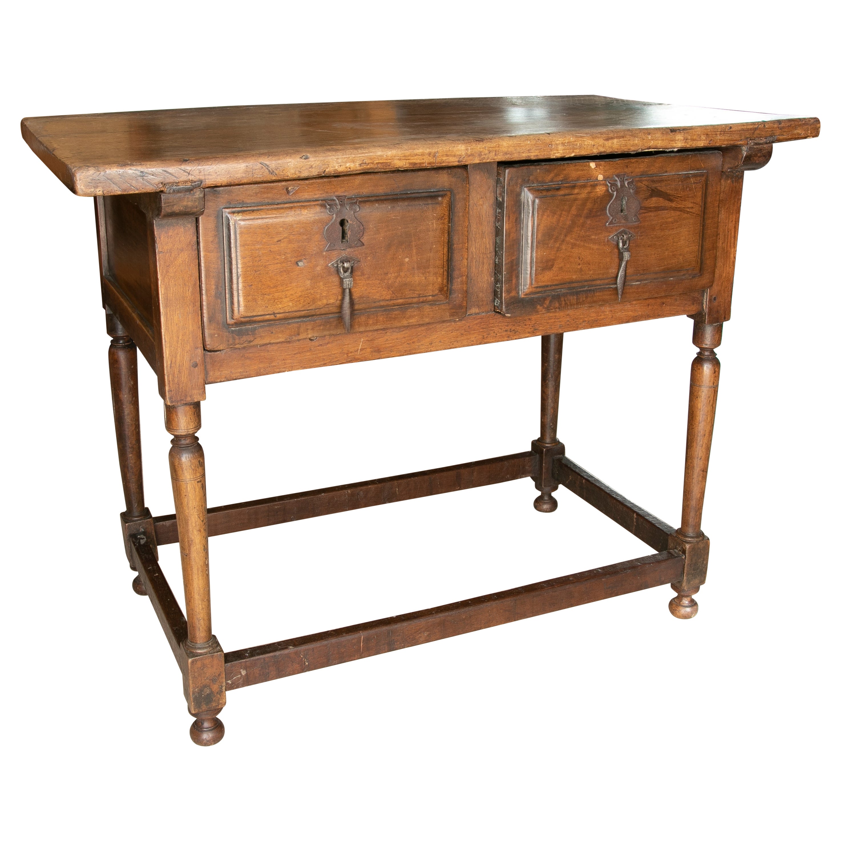 Schreibtisch aus Nussbaumholz mit zwei Schubladen und antiken Beschlägen aus dem 18. Jahrhundert