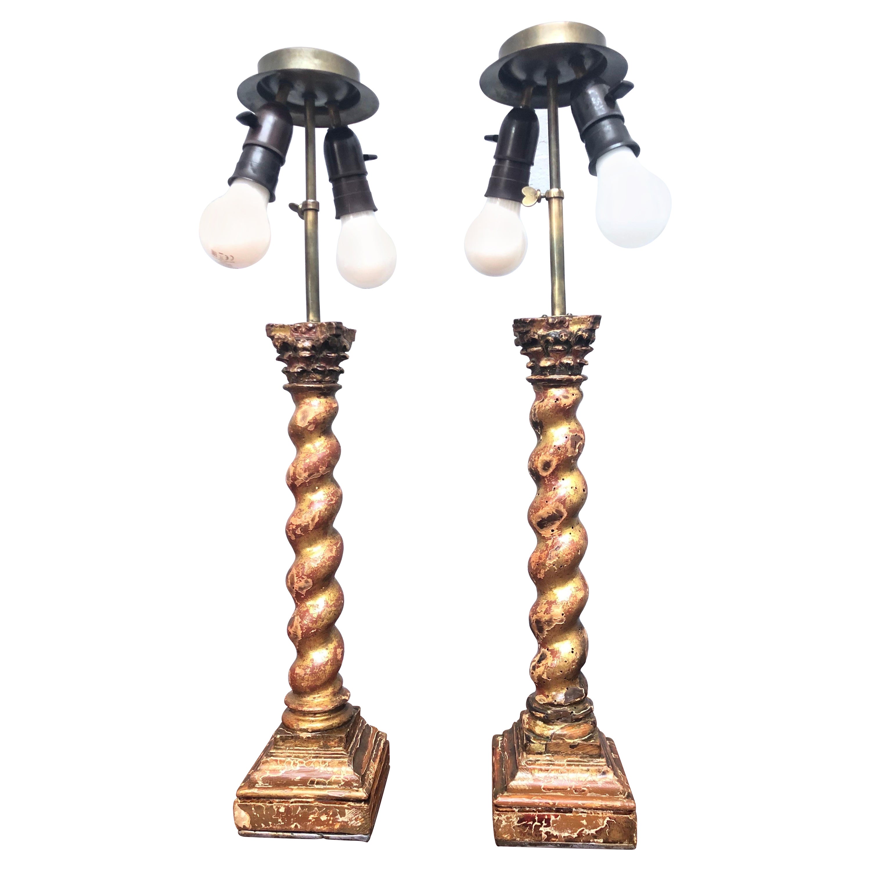 Paire de lampes de table baroques anciennes en pin peint    en vente