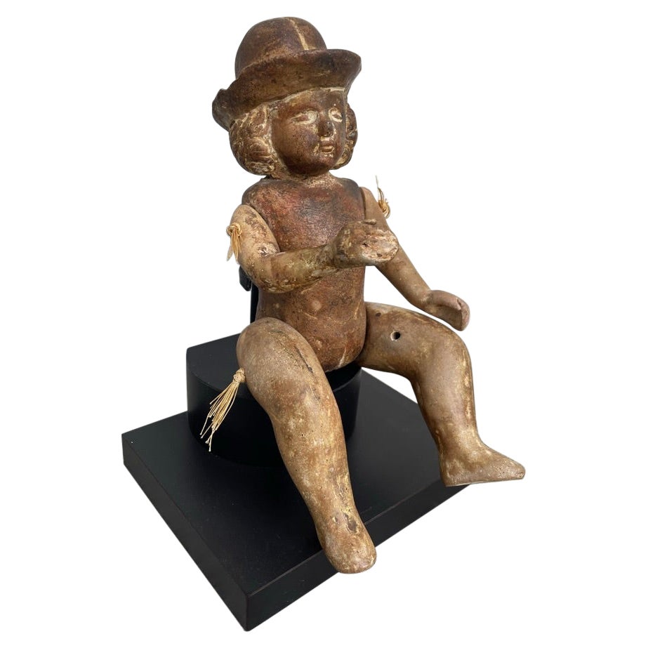 Figure de poupée Santos articulée en terre cuite portant un chapeau de bowler