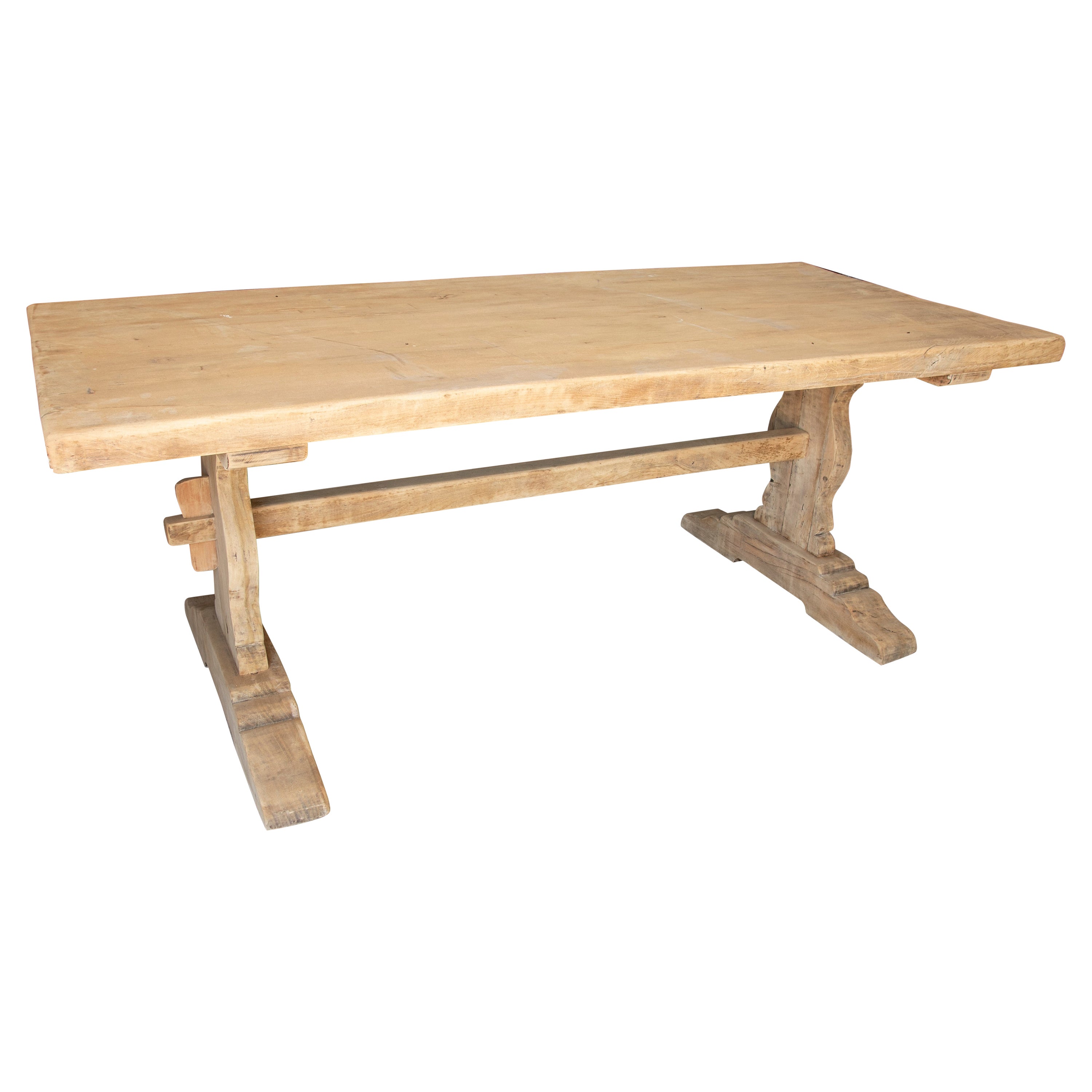 Tisch aus gewaschenem Holz in seiner natürlichen Farbe mit Kreuzbar an der Unterseite im Angebot