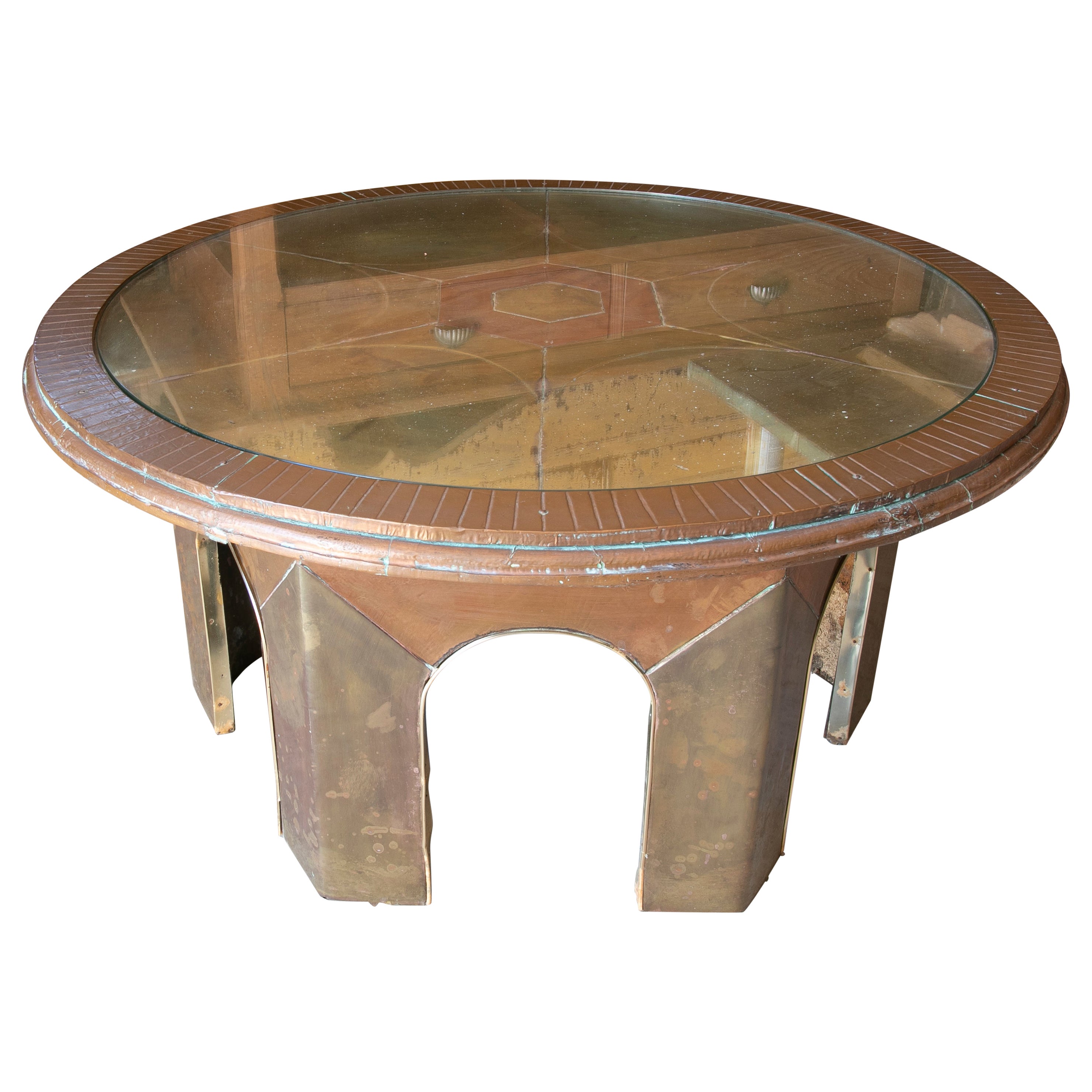 Table basse des années 1980 avec cadre en bois et plateau en laiton bicolore en vente