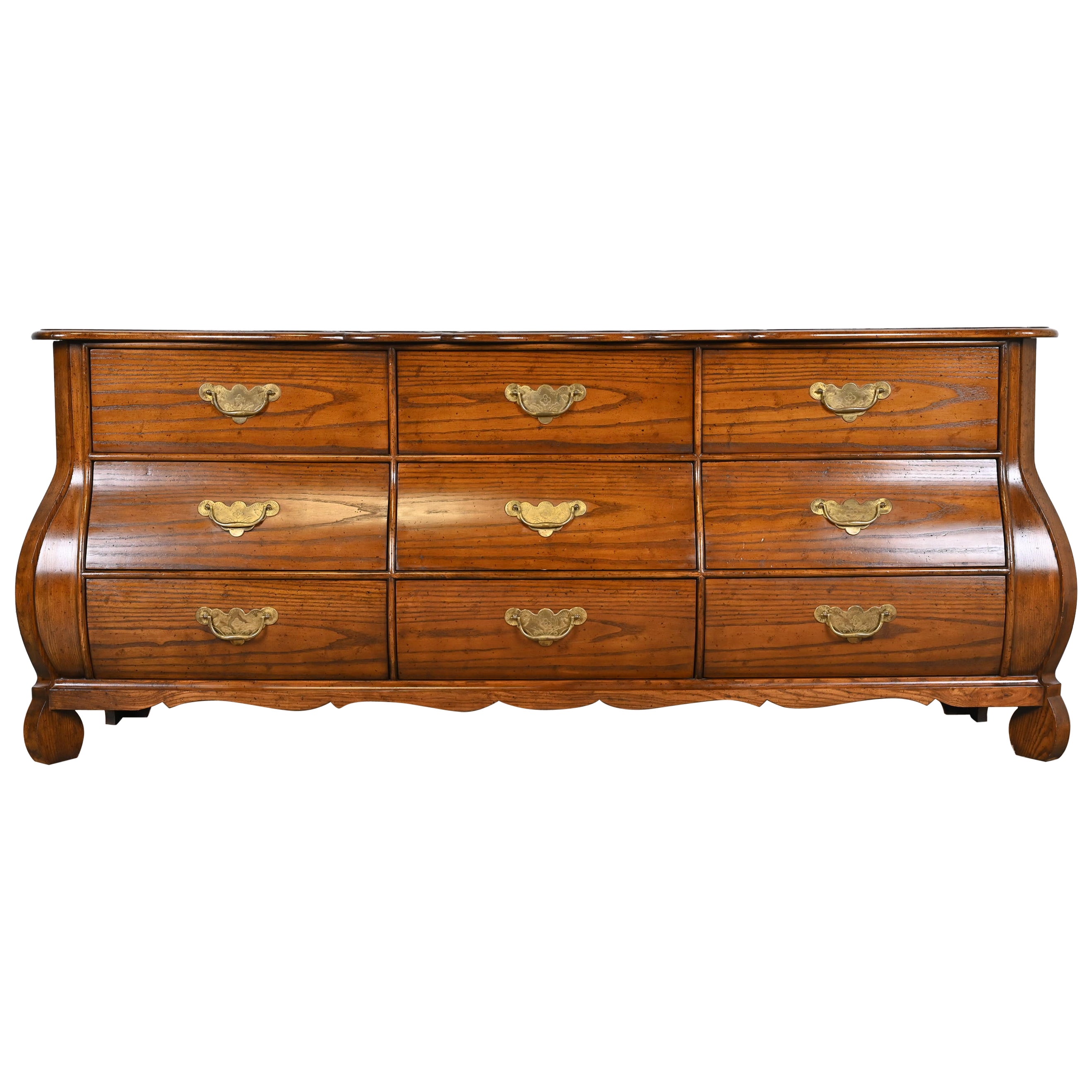 Baker Furniture commode provinciale française Louis XV en chêne et bois de ronce de Bombay de forme provinciale