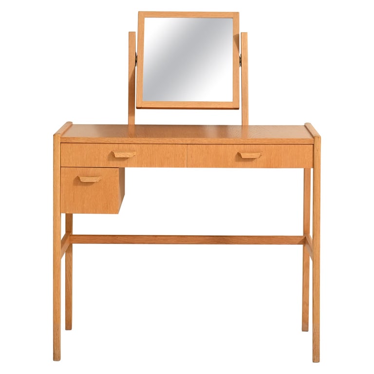 Oak dressing table For Sale at 1stDibs