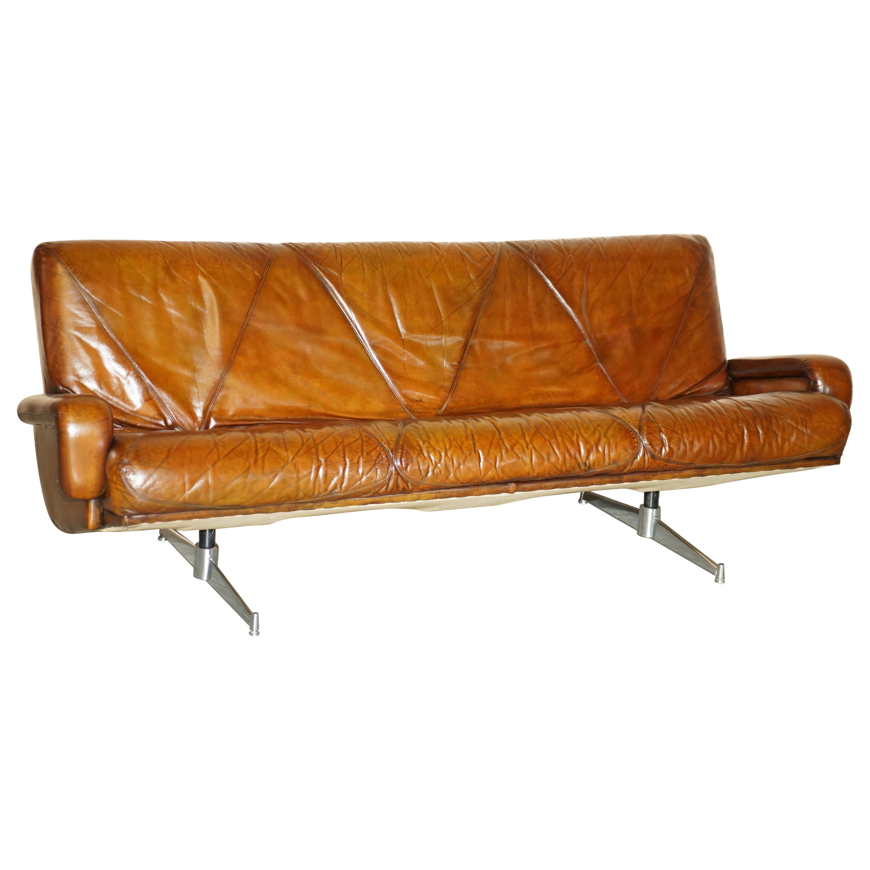 Canapé élégant en cuir marron teint à la main, entièrement restauré, de style moderne du milieu du siècle dernier