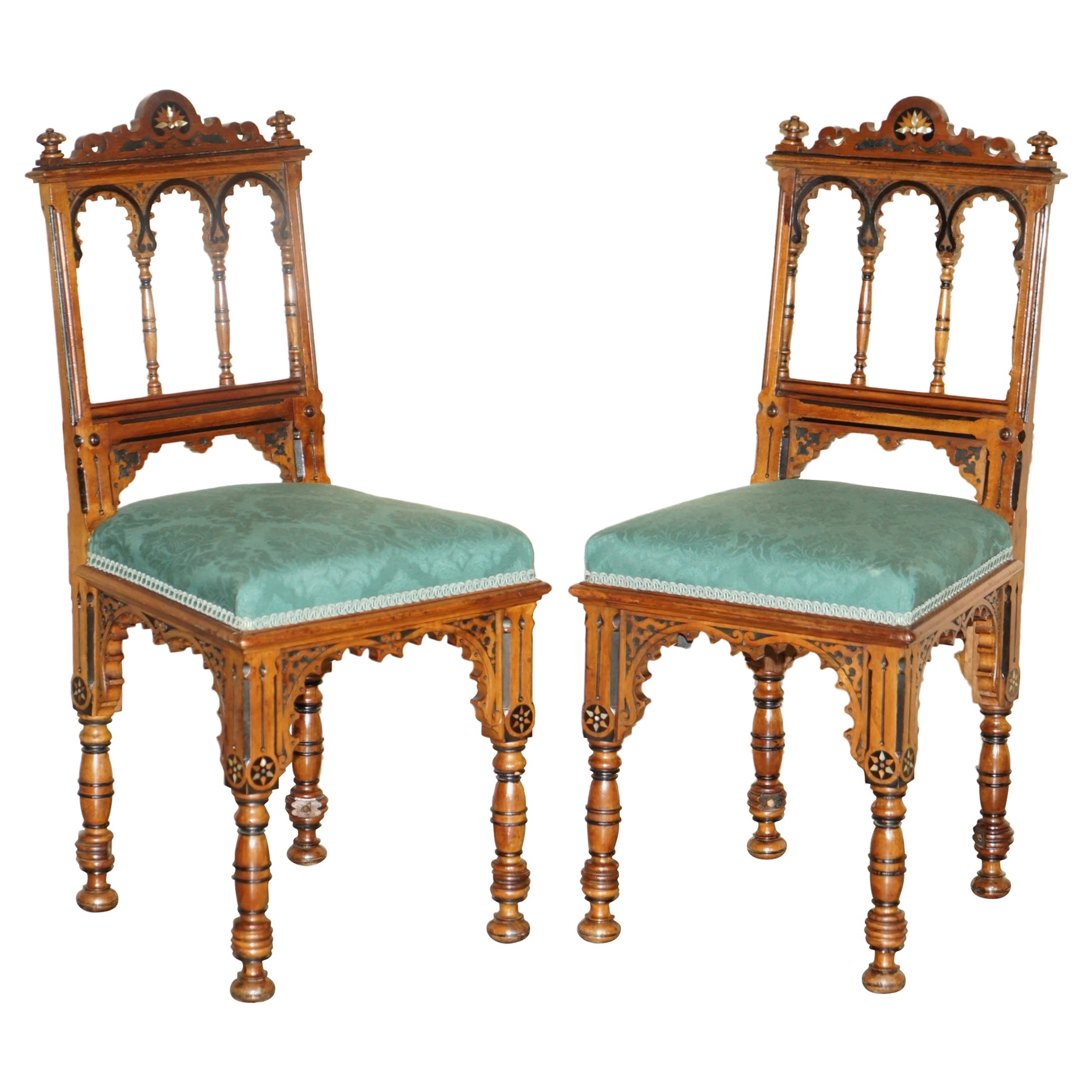 Paire d'exceptionnelles chaises anciennes victoriennes en nacre du mouvement esthétique
