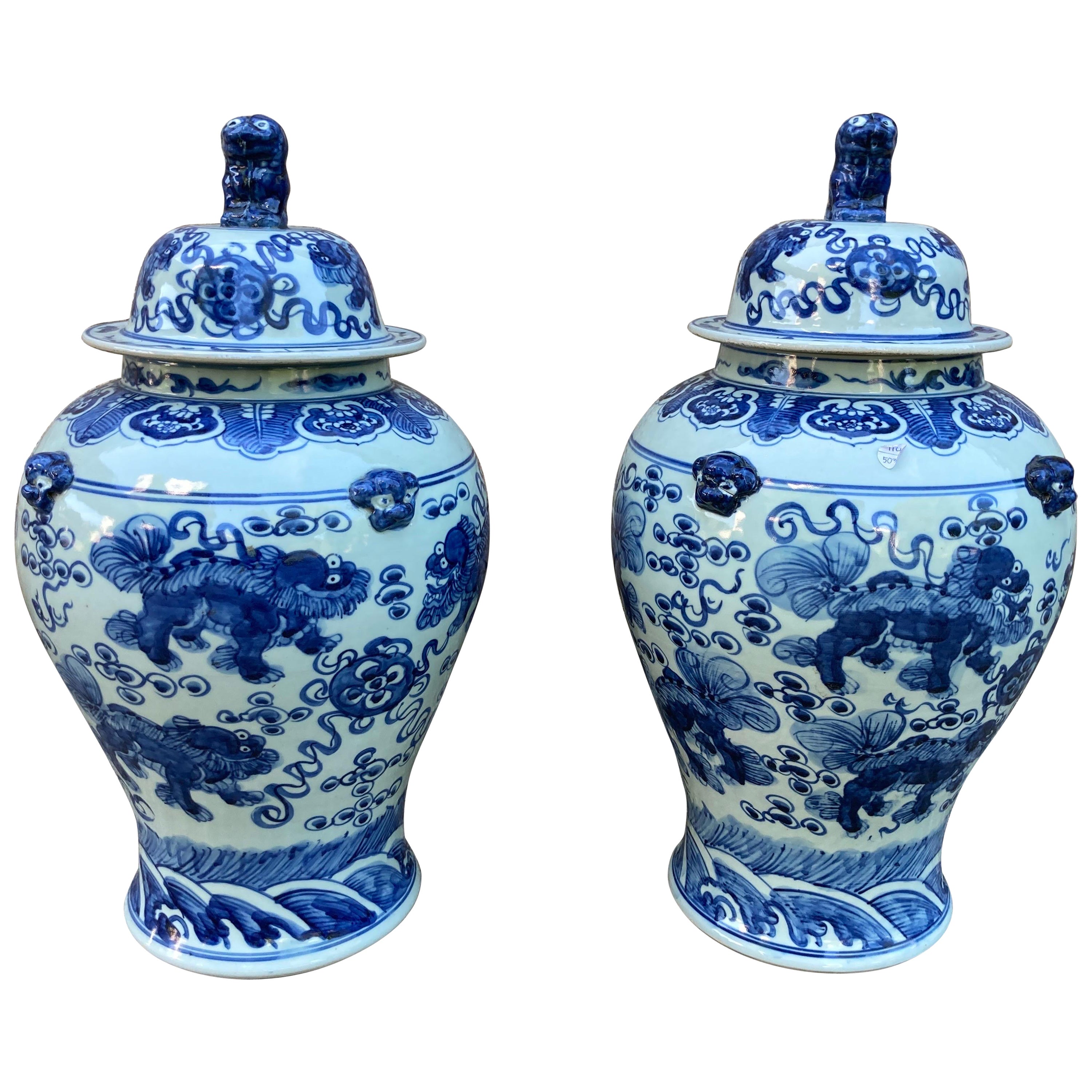 Großes Paar chinesischer blau-weißer Glasgefäße mit Deckeln im Angebot