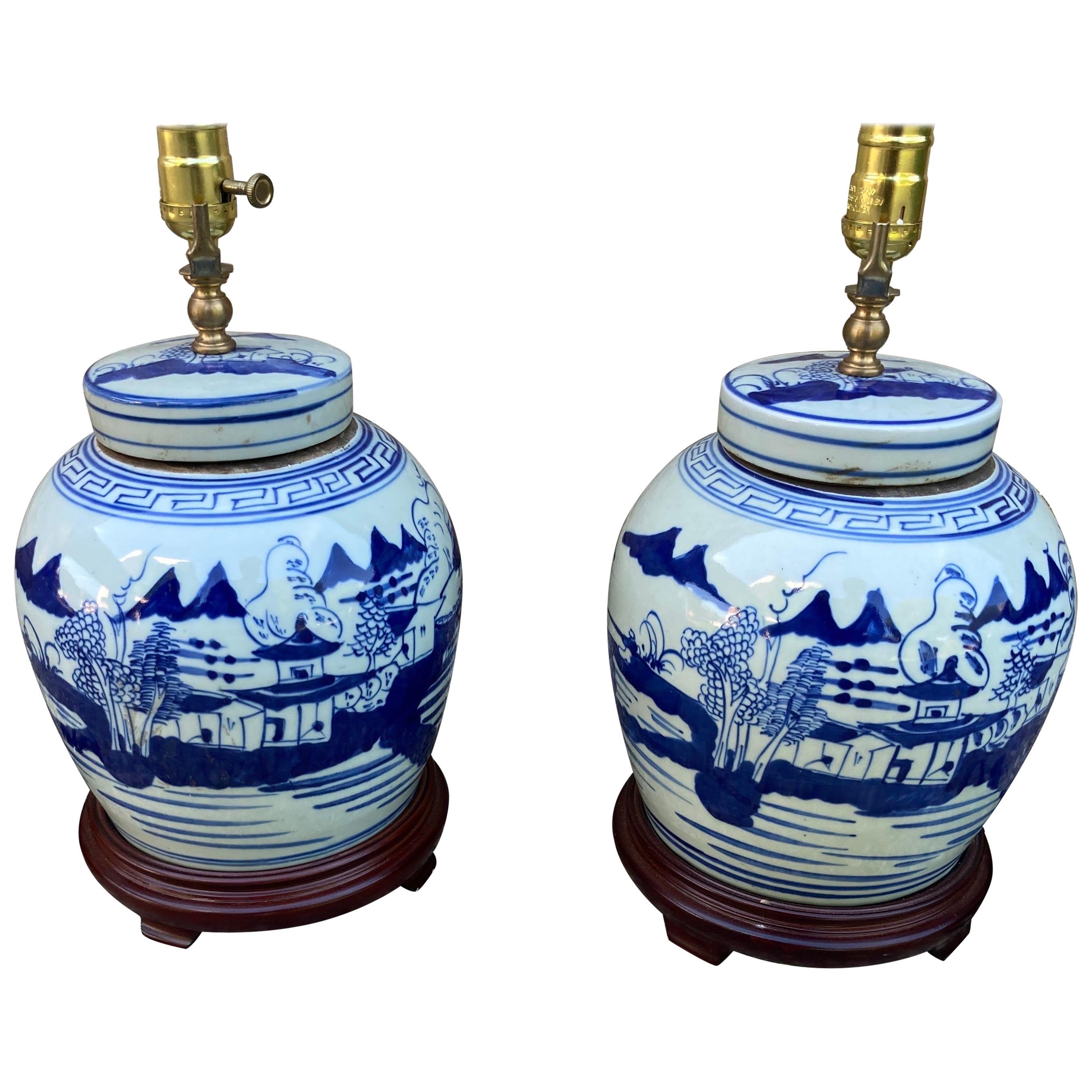 Paire de lampes chinoises en forme de jarre bleu et blanc en vente