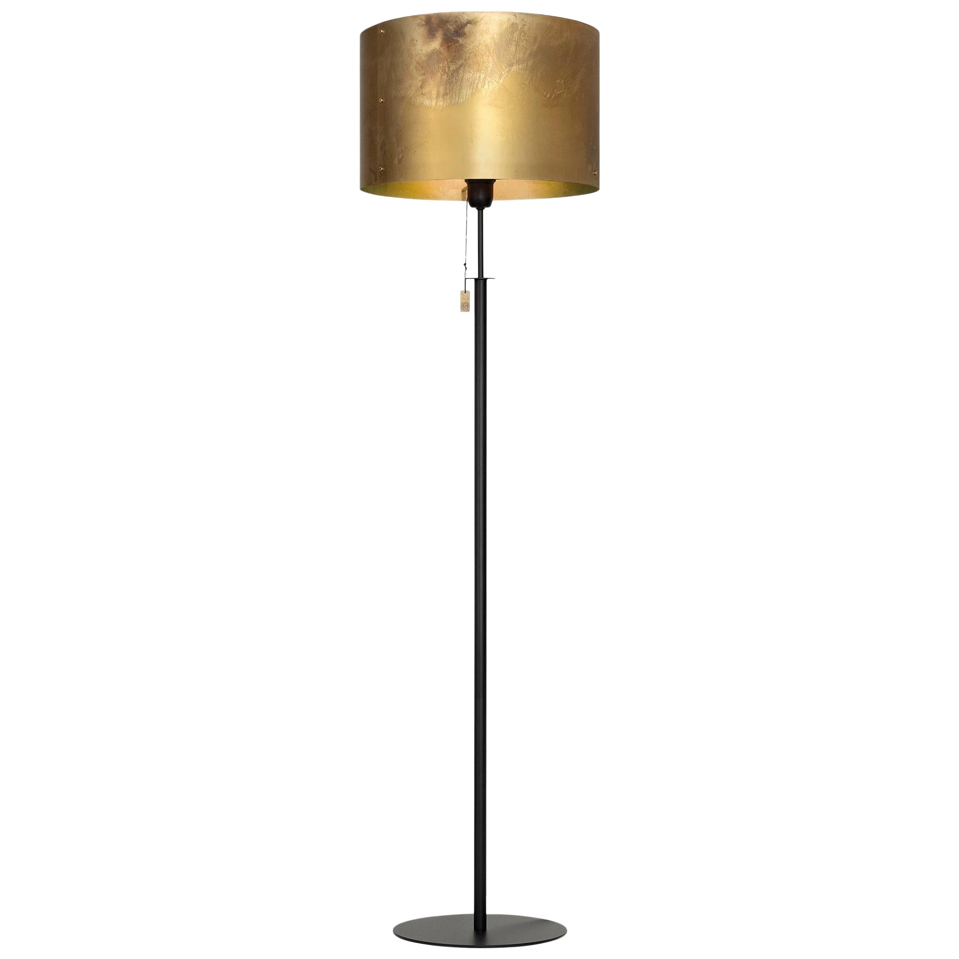 Konsthantverk Svep Black Raw Brass Floor Lamp For Sale