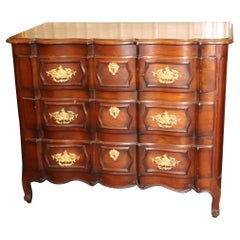 Commode en noyer d'époque française Louis XV Circa 1840