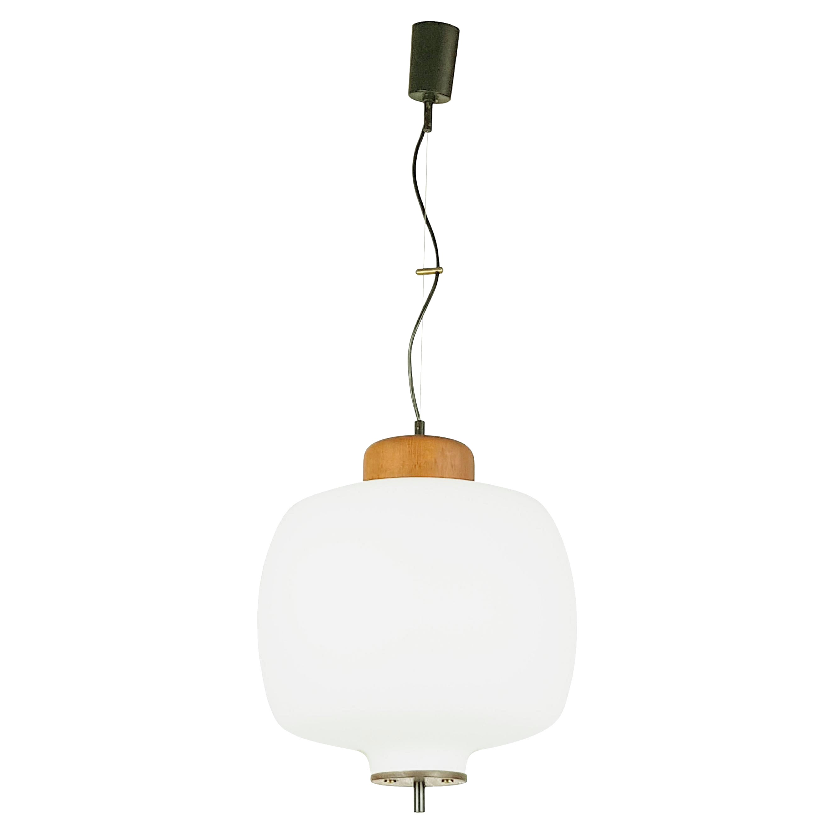 Lampada a sospensione in vetro opalino, ottone e teak degli anni '50 nello stile di Arredoluce