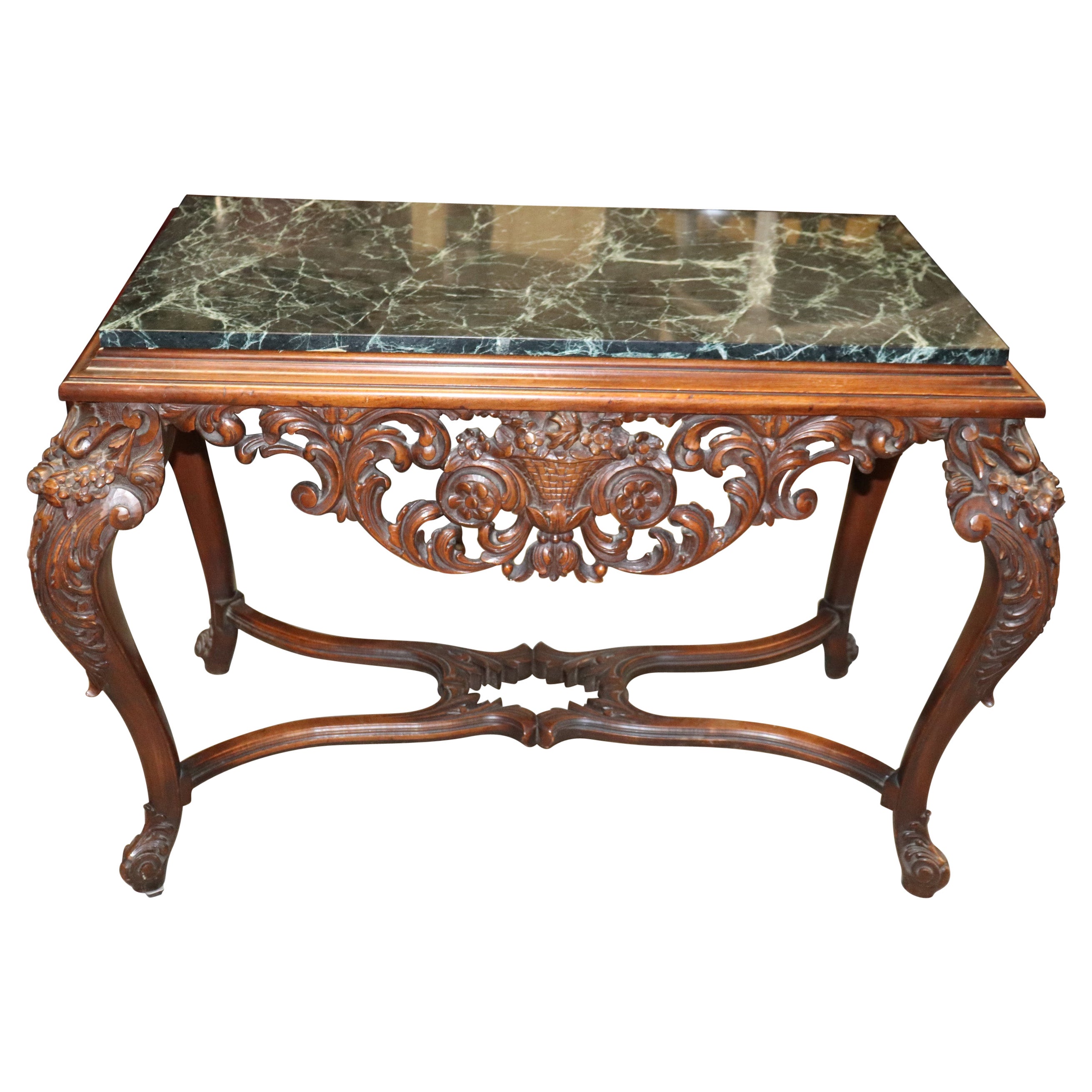 Table console en noyer finement sculpté avec plateau en marbre vert et base extensible en vente