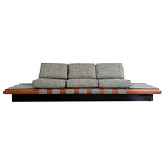 Canapé à plateforme Adrian Pearsall avec tables d'extrémité en ardoise, nouveau tissu d'ameublement gris/noir