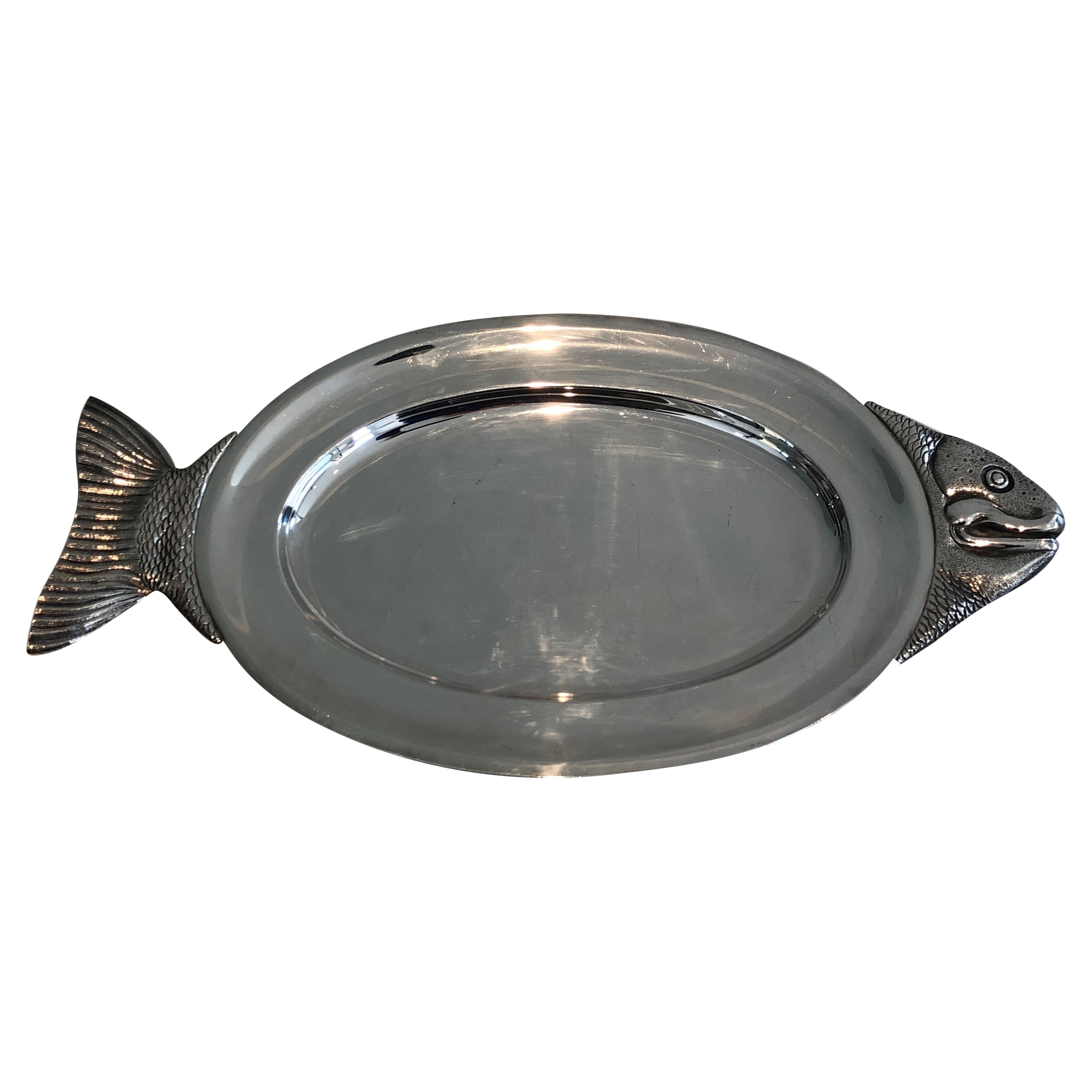 Plat en métal argenté représentant un poisson, Œuvre française, vers 1970 en vente
