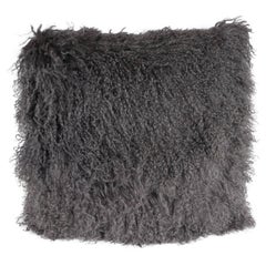 Coussin en agneau de Mongolie fait à la main et personnalisé en gris ardoise avec dos en laine cachemire