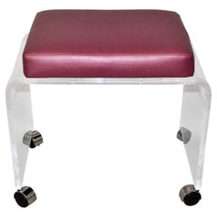 Tabouret en Lucite moderne du milieu du siècle, tabouret de coiffeuse avec assise en vinyle magenta et roulettes chromées