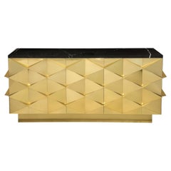 Credenza geometrica in ottone laccato e marmo nero, Italia