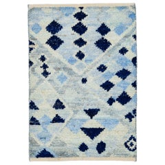 Tapis bleu de style marocain moderne fait à la main et personnalisé