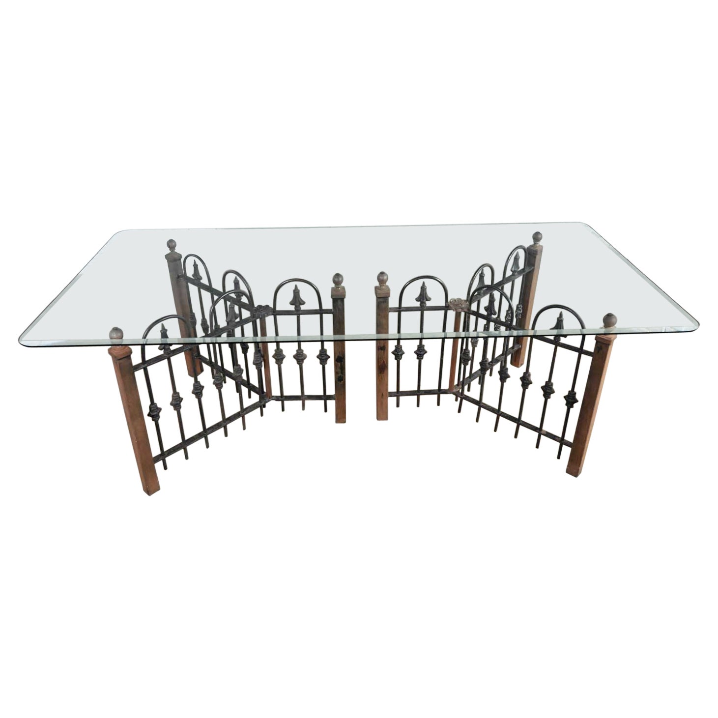 Ancienne table à manger rustique en fer forgé à base de clôture et plateau en verre biseauté, sur mesure en vente