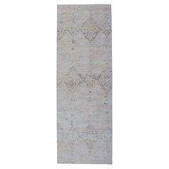 Tapis de couloir de galerie moderne à larges motifs neutres avec motif marocain en crème et gris