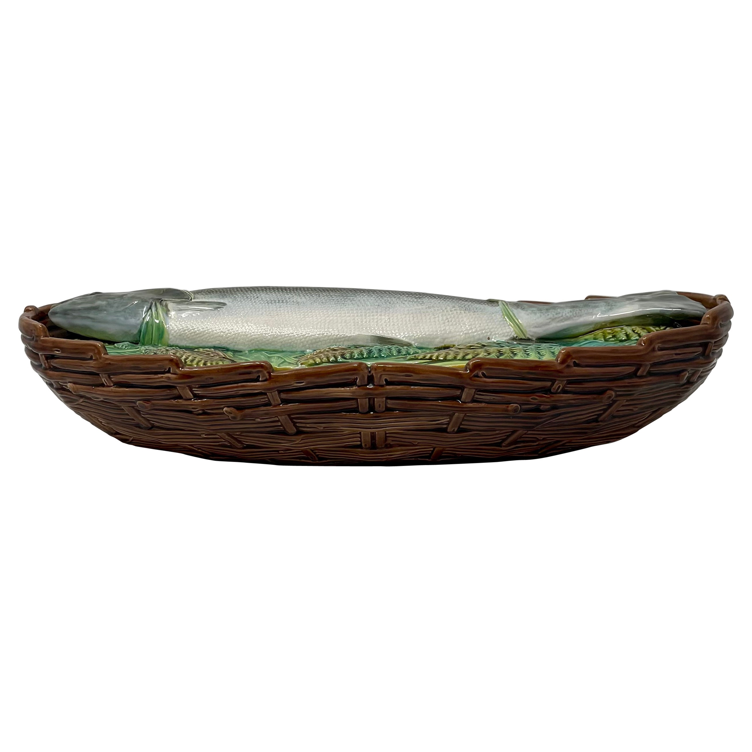 Antique English George Jones Majolica Pottery Fish Tureen in Basket, circa 1870 In Good Condition In New Orleans, LA