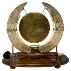 Antico gong da caccia inglese del XIX secolo in Oak, placca d'argento e zanna di ippopotamo