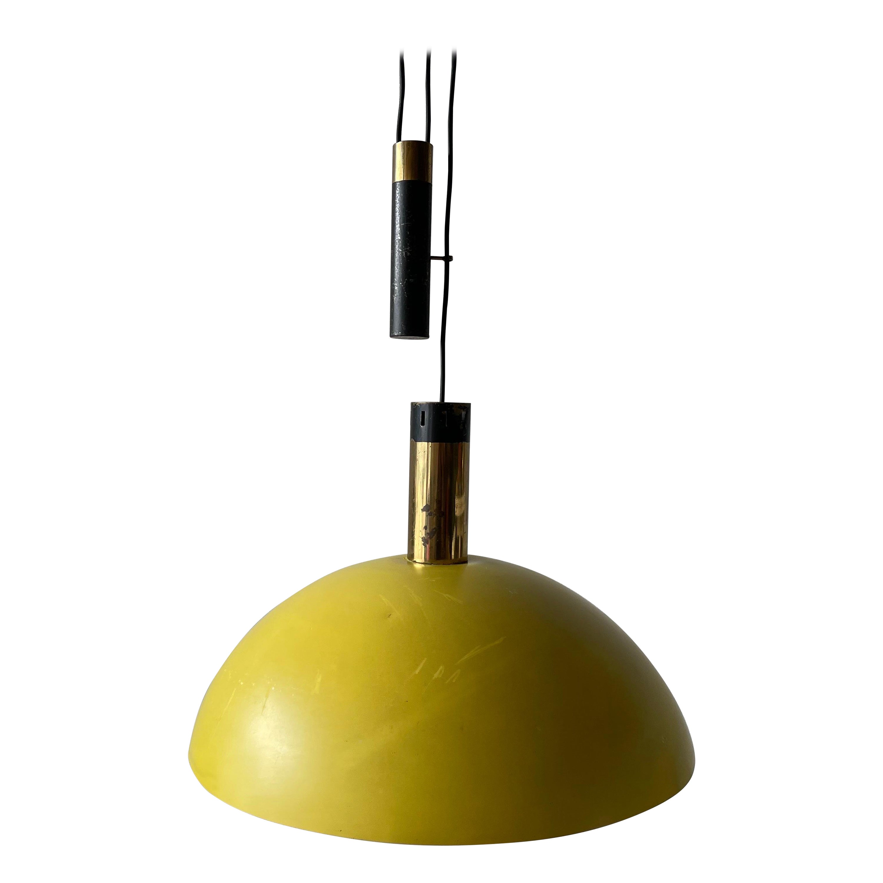 Lampada a sospensione a contrappeso con paralume in metallo giallo di Stilux, anni '60, Italia