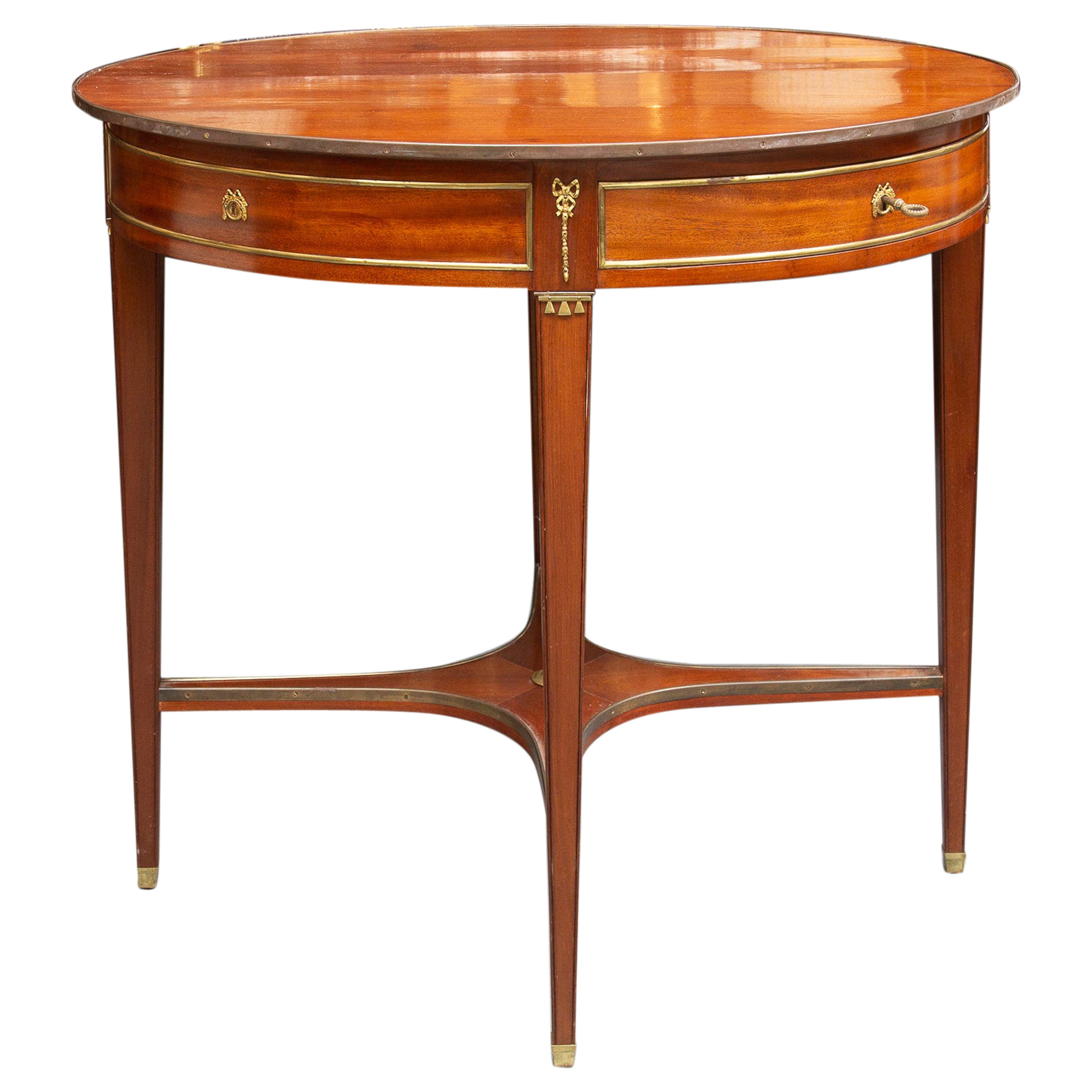 Ovaler Tisch aus Mahagoni mit Messingdekoration