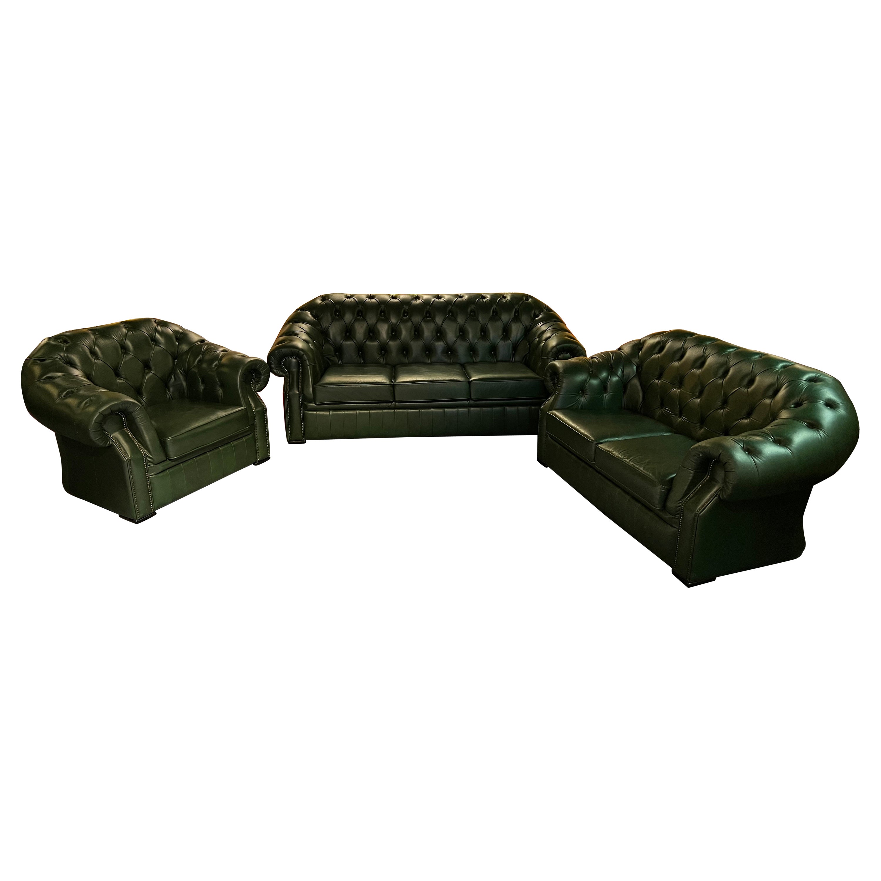 Original Grünes Chesterfield-Set Kent Modell Drei- und Zweisitzer- und Sessel mit Gestell und Sessel