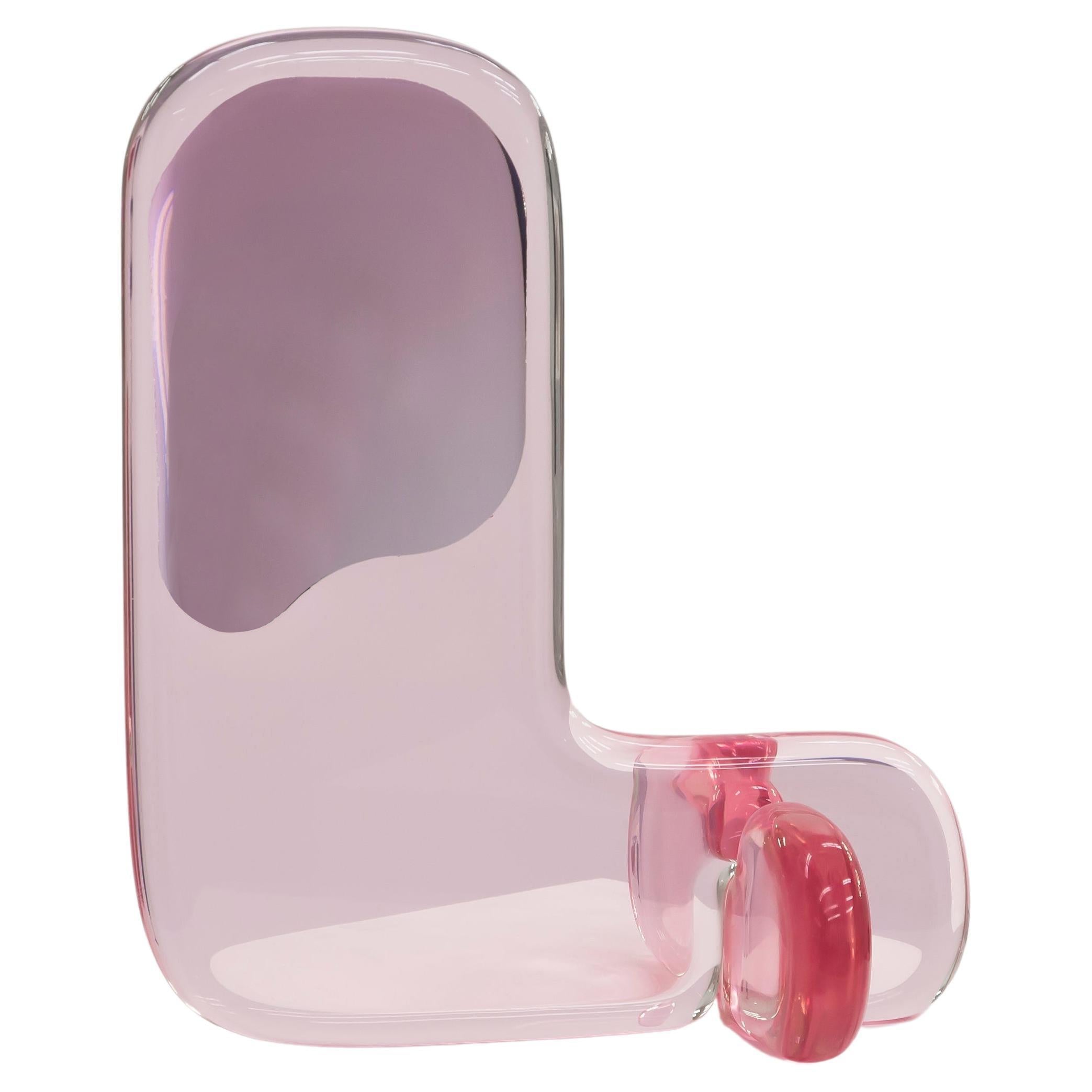 Specchio contemporaneo in resina poliuretanica traslucida di colore rosa di Ian Cochran