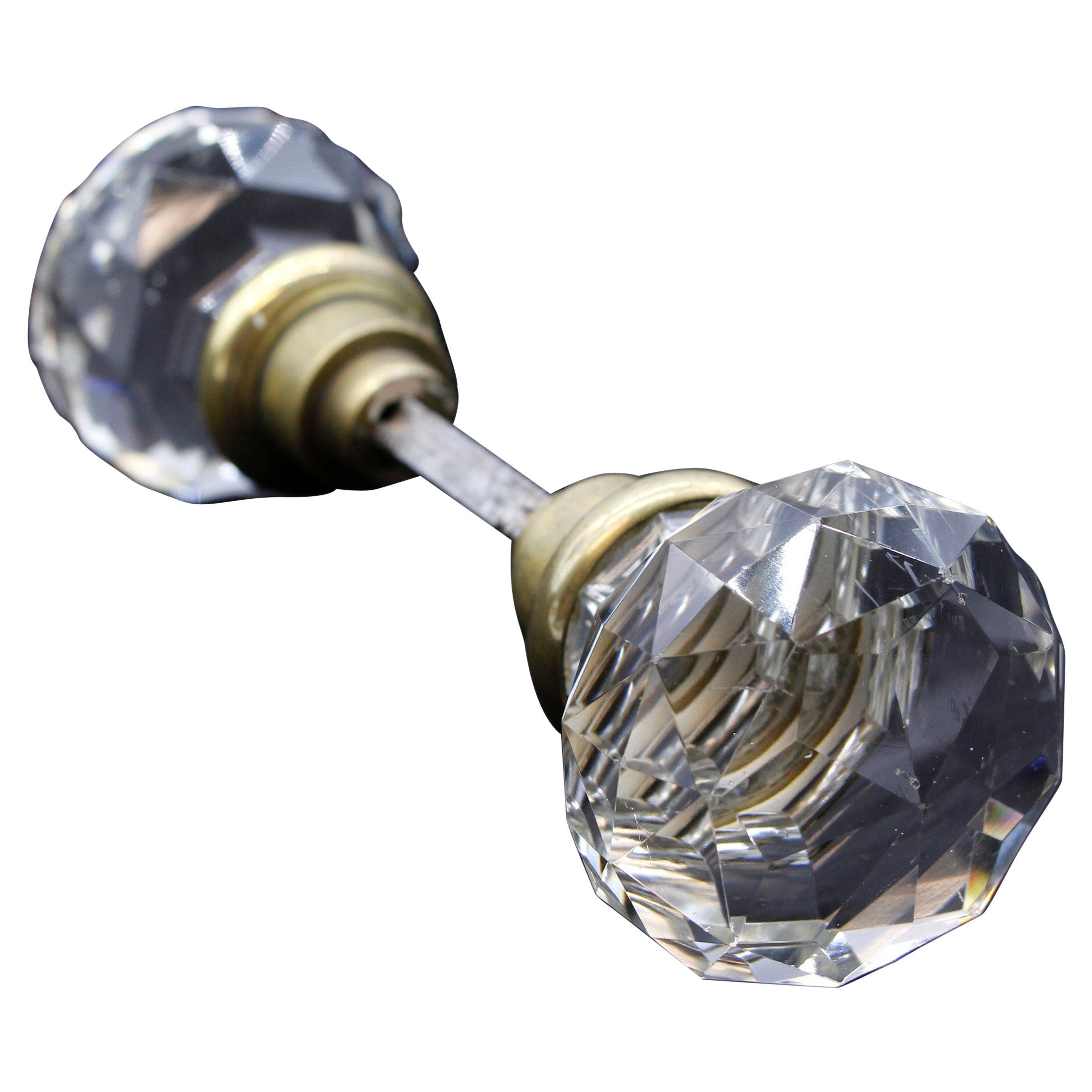 Early 20th C Pair Faceted Cut Glass Doorknobs w Spindle (Paire de poignées de porte en verre taillé à facettes avec broche)