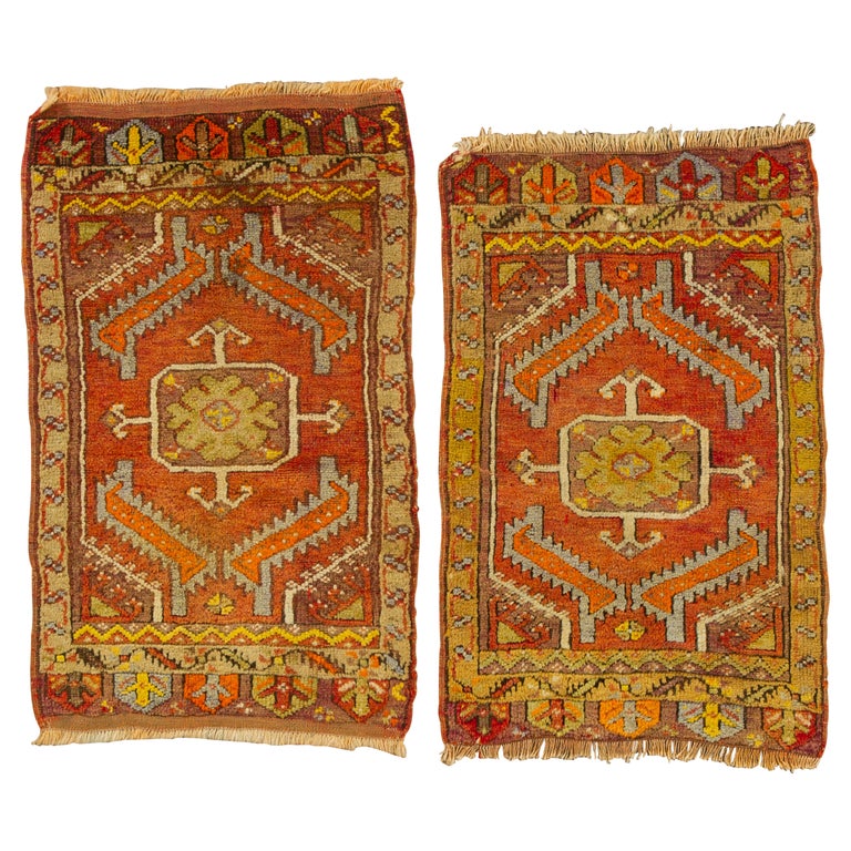 Paar alte kleine Yastik-Teppiche im Angebot bei 1stDibs