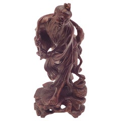 Bella statua cinese in legno intagliato di un pescatore, circa 1900, periodo Repubblica