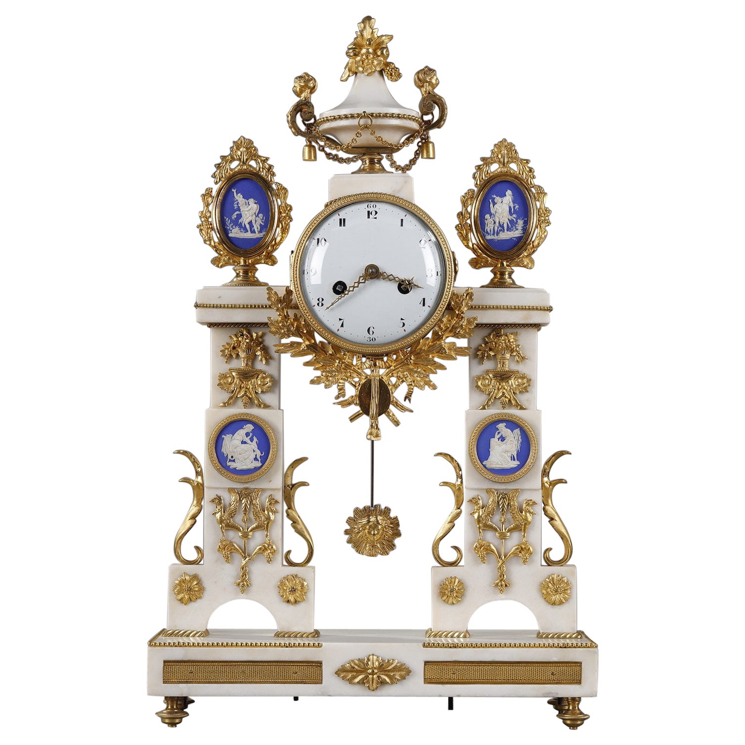Importante horloge d'époque Louis XVI avec décorations en bois de tilleul en vente